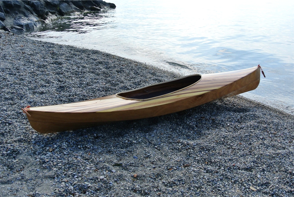 Les trois images suivantes nous arrivent du lac Léman : c'est le magnifique Wood Duck 10 Hybride construit par Laurent l'hiver dernier à partir d'un kit.