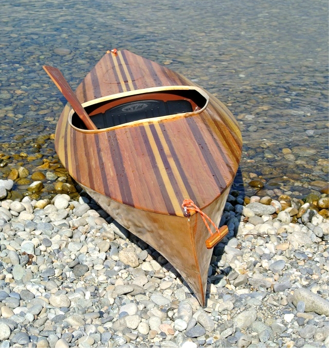 Laurent a installé une hiloire personnalisée car il me dit avoir eu des soucis de positionnement du tablier d'hiloire founi avec le kit, qu'il n'est pas arrivé à faire "coller" avec l'arrangement des couples temporaires de construction du pont latté. Je pense que la difficulté est dûe à la forte courbure du pontage dans les deux plans, du fait de la faible longueur du Wood Duck 10.