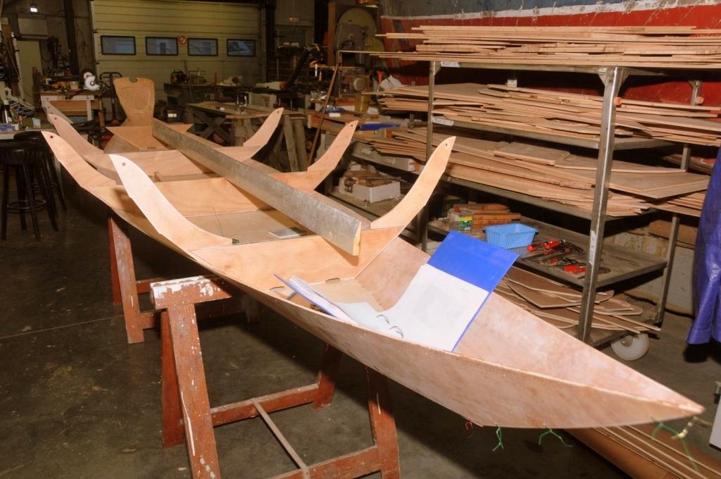 Je vous avais déjà montré une photo de la construction d'un Doris 17 envoyée de Belgique par Freddy. En voici une seconde. Comme je vous le disais, un groupe d'amis construit un premier bateau afin de se faire la main et prévoit d'impliquer ensuite des jeunes dans la construction de plusieurs autres exemplaires afin d'impulser un retour à la navigation simple à la voile et à l'aviron. © Fr. Philips 