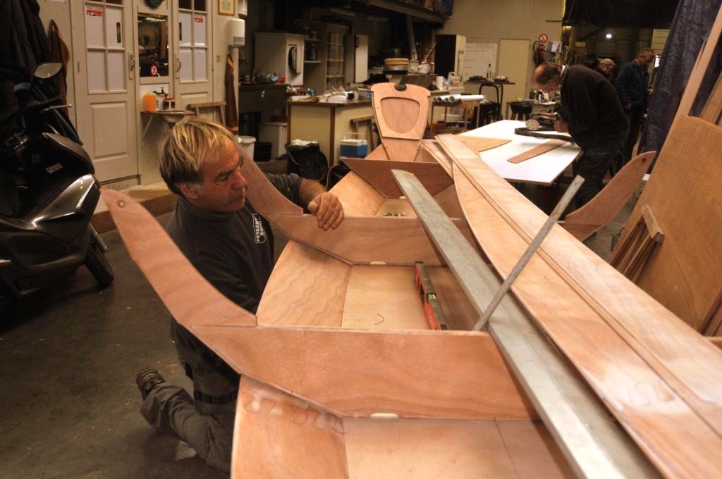 Freddy nous envoie de Belgique cette photo de la construction d'un Doris 17. Un groupe d'amis construit un premier bateau afin de se faire la main et prévoit d'impliquer ensuite des jeunes dans la construction de plusieurs autres exemplaires afin d'impulser un retour à la navigation simple à la voile et à l'aviron. © Fr. Philips 