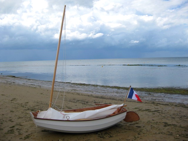 Nous sommes gâtés cette semaine, car Geff nous envoie lui aussi des images du lancement, le 14 juillet dernier, de sa Prame d'Eastport à Grandcamps, sur les plages de Normandie (voilà pourquoi elle arbore les couleurs nationales). 