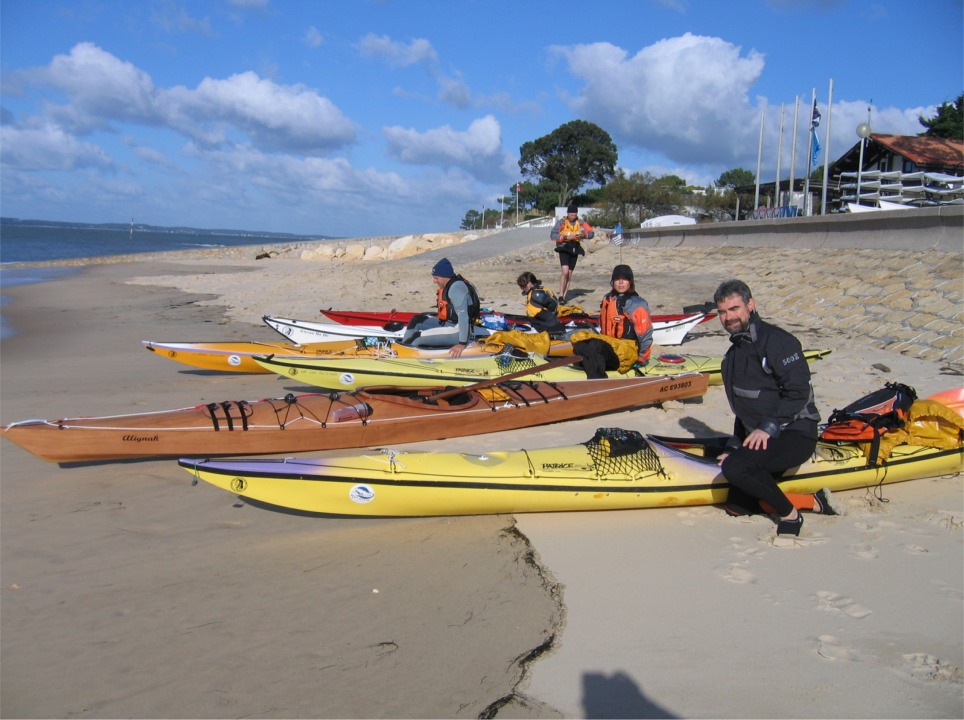 Les deux images suivantes nous sont envoyées du Bassin d'Arcachon par Gilles qui a construit le superbe Chesapeake 17 LT que l'on voit ici entouré de kayaks "industriels". 