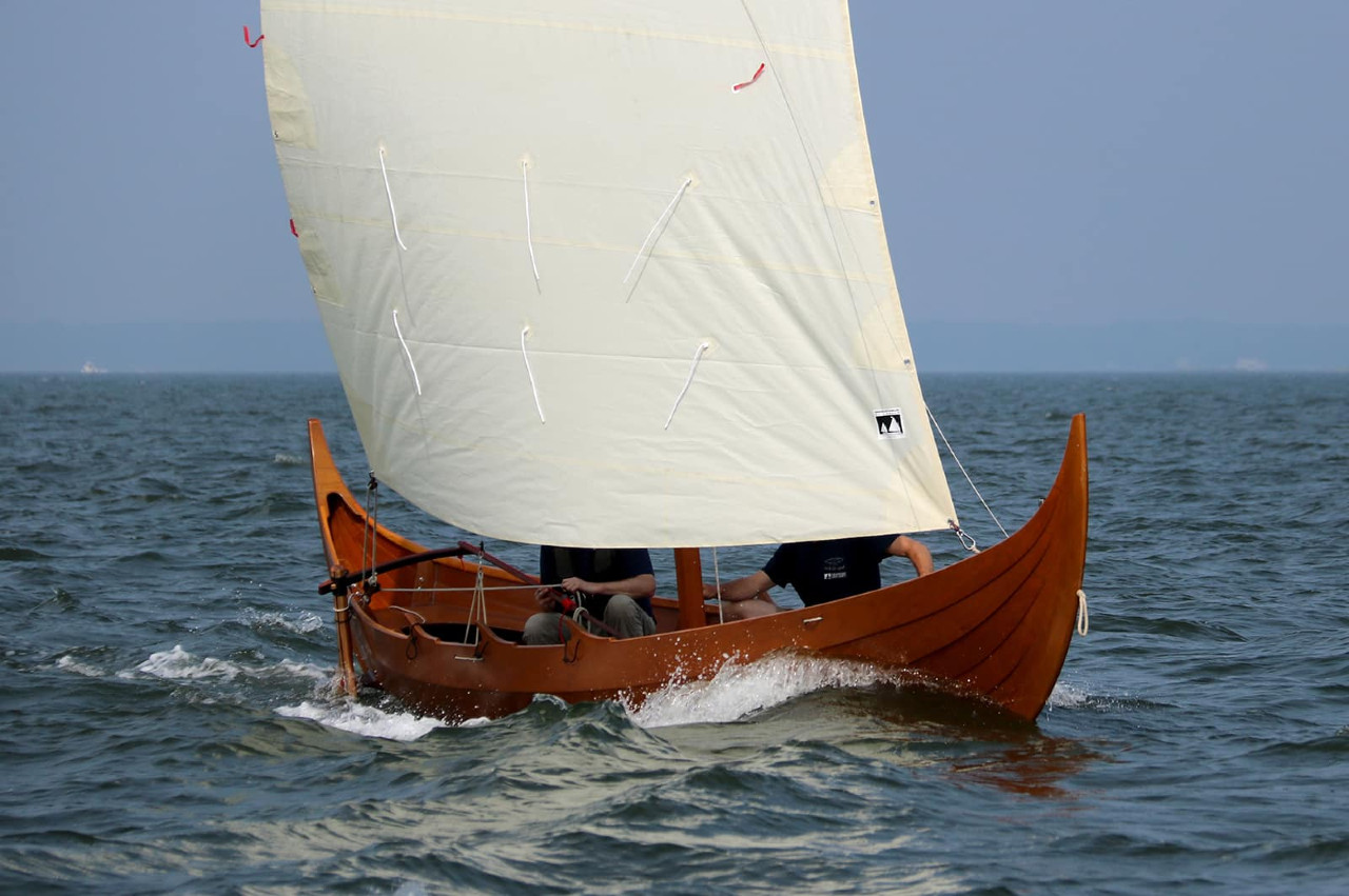 Quelques mises au point du gréement sont à faire, sans surprise, afin de faciliter le maniement de la voile qui doit être gambeyée à chaque changement d'amure.