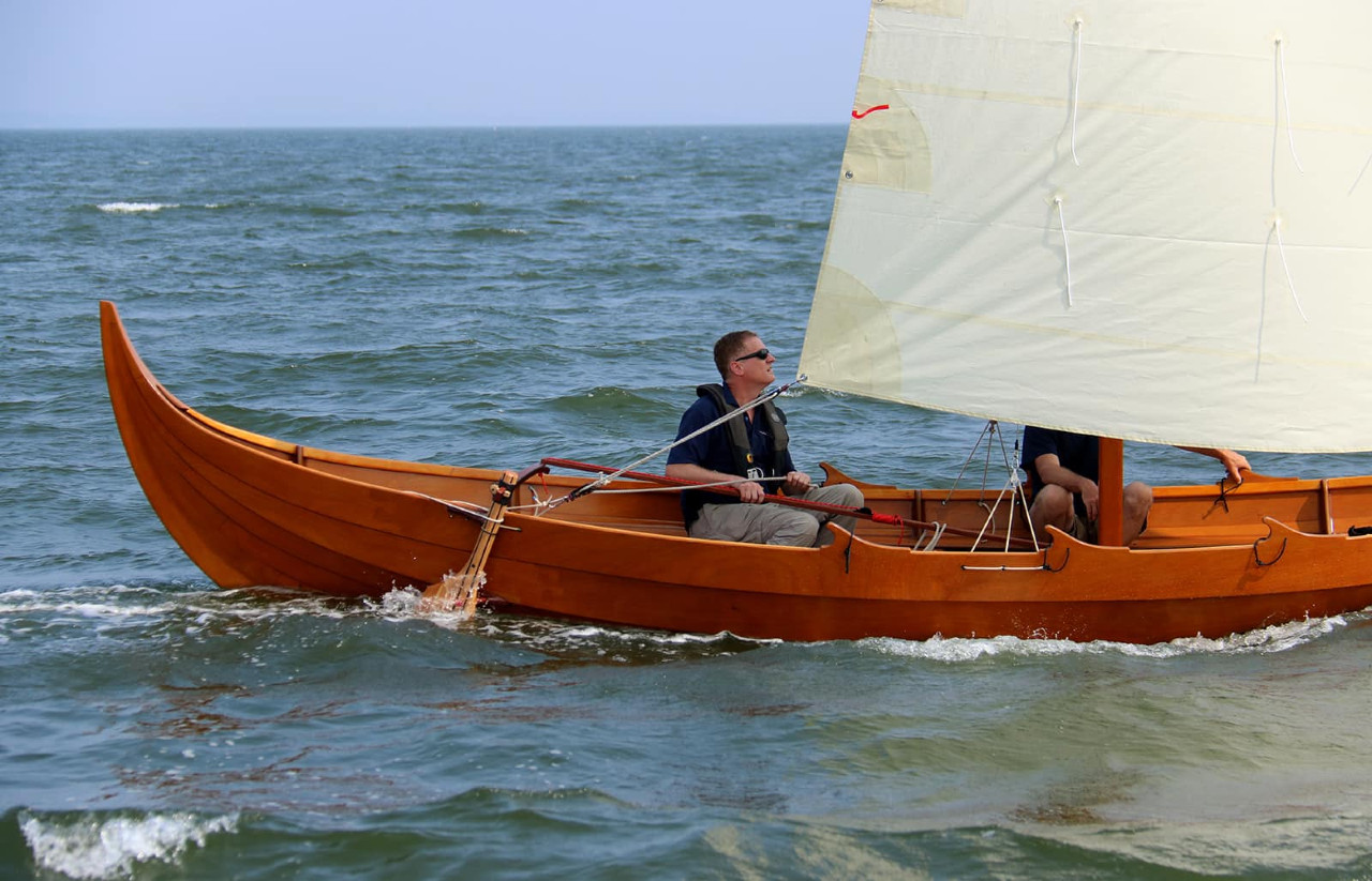 John C. Harris, patron de Chesapeake Light Craft est à la barre du prototype pour les premiers essais.