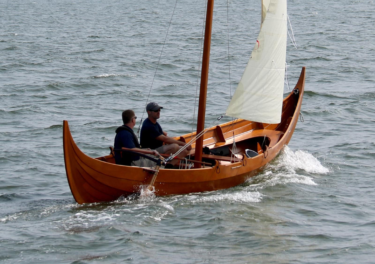 John nous dit qu'il avait peu d'illusions sur les qualités du gouvernail, similaire au gouvernail utilisé sur les bateaux d'époque, mais qu'il a été bluffé par sa facilité d'utilisation et le haut degré de contrôle qu'il permet. 