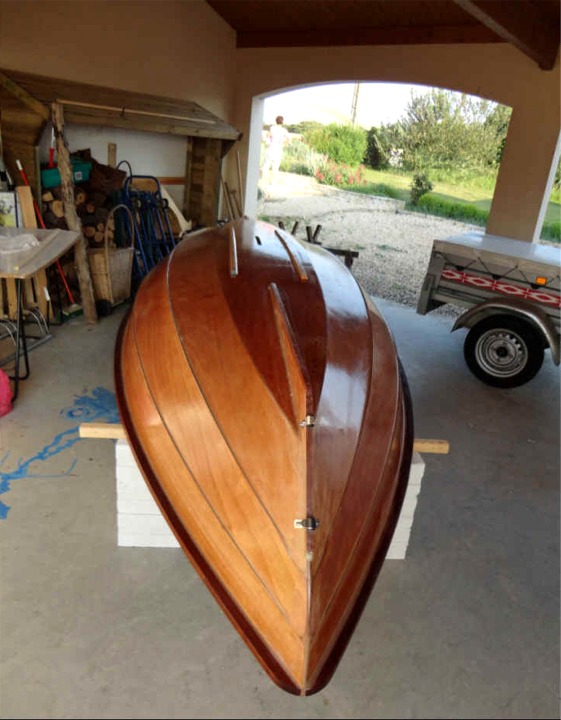 Hervé nous envoie les cinq photos suivantes du Skerry qu'il était venu construire à l'atelier en mars dernier. Voici son bateau à l'issue de la construction accompagnée que nous avions faite : il reste encore à Hervé à peindre et vernir la coque. 