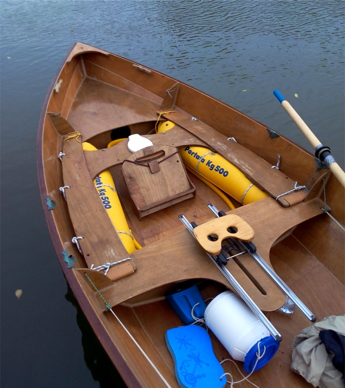 Exclusif : à l'occasion d'un petit rassemblement informel Arwen Marine à Chatou (trois bateaux tout de même : le Mill Creek 13 de Pierrick, qui nous a superbement reçus, la Yole de Chester "Atipik" et le Skerry "Piff" visible ici), j'en ai profité pour faire cette photo des aménagements que Jean-David a faits pour rendre son Skerry compétitif Notez le siège à coulisse (amovible pour la voile) avec son cale-pieds appuyé sur le siège en "H" avec les boudins de flottabilité amarrés dessous et la pompe de cale à crépine baladeuse sur la barre du "H". Notez aussi le second jeu de supports de dames de nage avancé pour la siège à coulisse. 