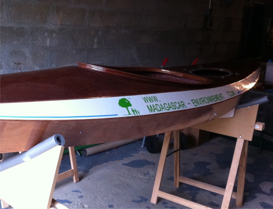 Le Wood Duck 12 de Jean-François arbore les couleurs de l'association dans le cadre de laquelle il participe à un projet de bateau fluvial électrique. 