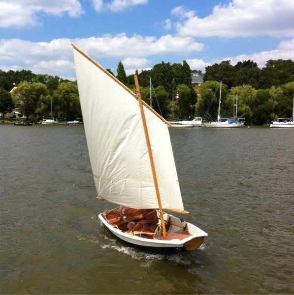 Et voici une photo du PassageMaker Dinghy de Patrick sous voile, et Patrick me dit que son bateau répond mal à la barre et qu'il est mou. J'en suis surpris car mes essais de celui que j'avais construit pour Alain, gréé de la même façon, m'avaient laissé l'impression d'un bateau au comportement sain. A suivre, notamment avec Emmanuel, qui termine actuellement le sien, également gréé en misainier au tiers. 