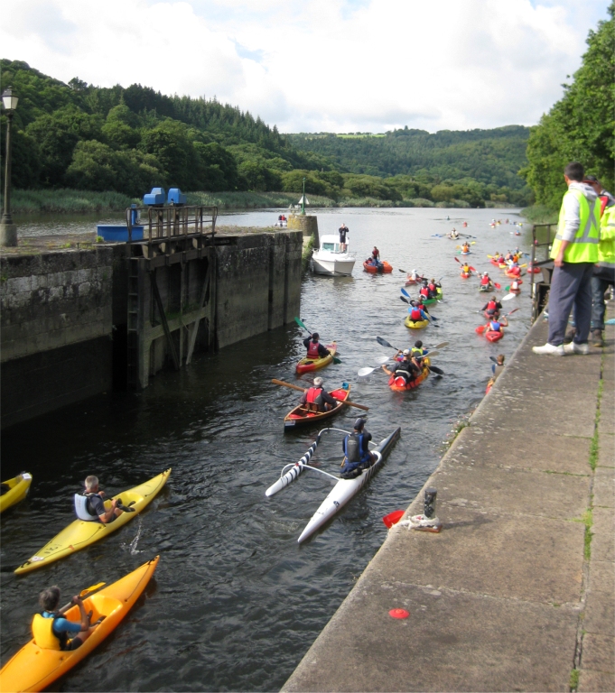 Dominique nous envoie une photo de son petit Sassafras 12 sortant de l'écluse de Guily-Glaz (ou Guily-Glas, l'orthographe n'a pas l'air trop fixée) lors de la première descente de l'Aulne en kayak et aviron, le 23 août dernier. Miam, encore une date à inscrire sur nos calendriers pour l'été prochain... 