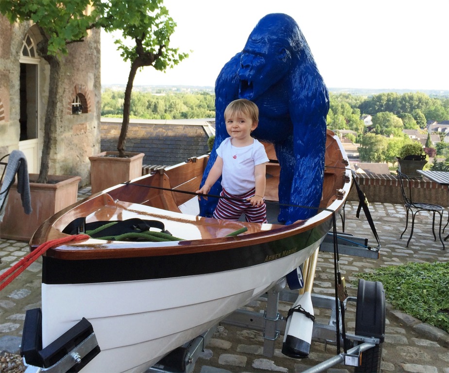 Dominique nous a récemment envoyé cette photo de sa Yole de Chester "Jolanda" (que j'avais construite pour lui en mai-juin dernier). Je ne sais pas trop qui est ce gorille bleu à bord de "Jolanda" avec Eliott, le petit-fils de Dominique... 