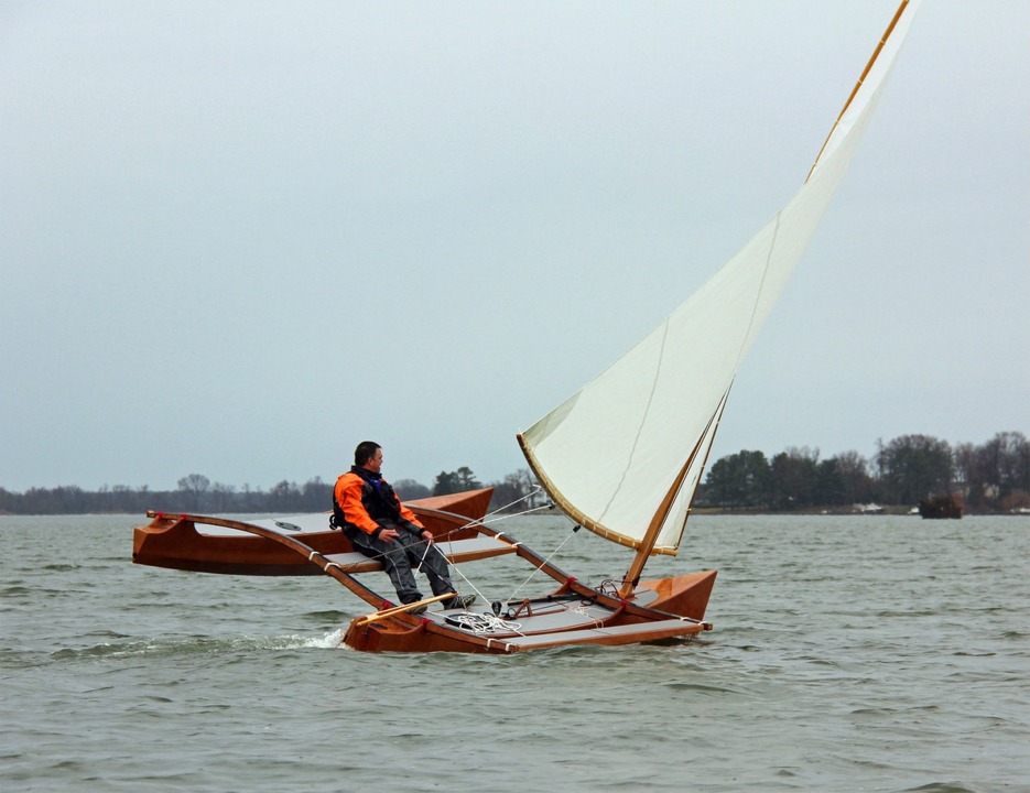 On loffe un petit coup pour remettre le bateau à plat. 