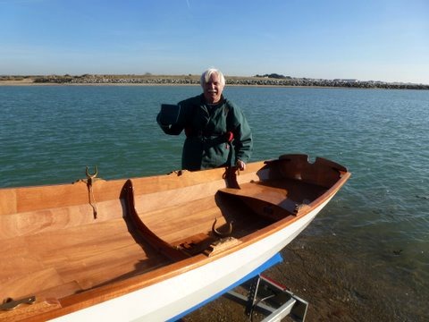 Retour sur la remorque après trois petits tours dans l'eau : Jean semble lever sa moque à notre santé pour célébrer ce lancement ! 