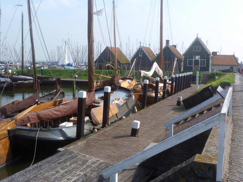 Autre vue du port reconstitué au musée du Zuiderzee, avec des bateaux de pêche à voile de la première moitié du XIXe. 
