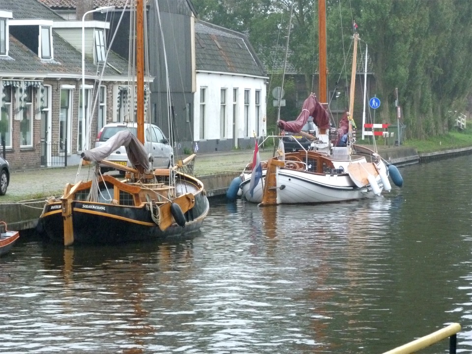 Yachts contemporains (en acier) à Hindeloopen. 