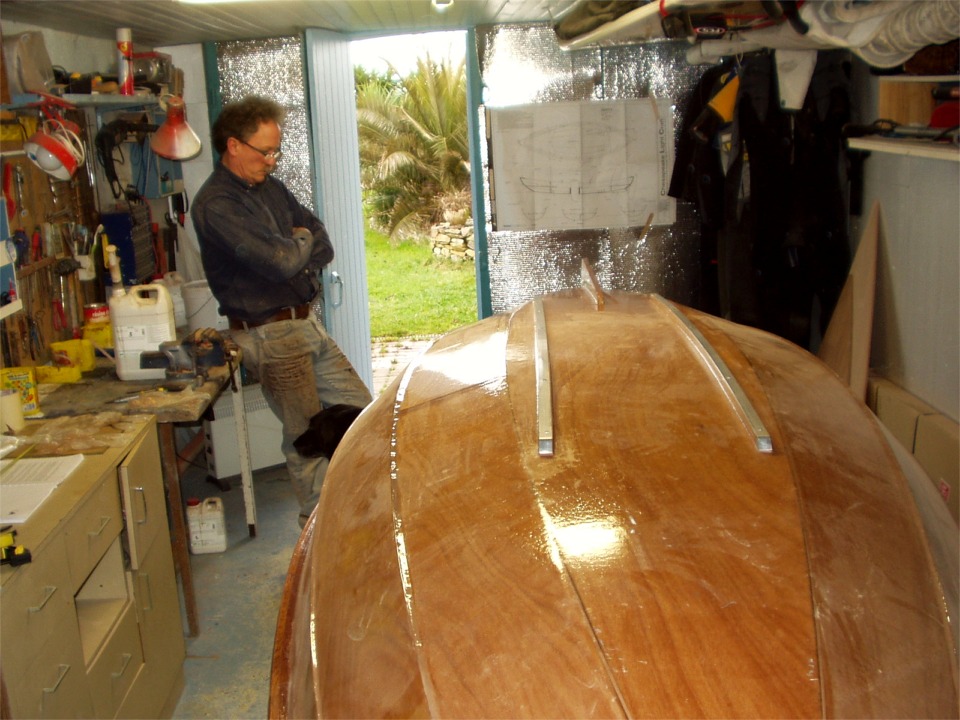 Un petit bol d'air en Vendée, où Denis médite sur les patins de sole qui ne sont pas prévus dans le kit du Skerry, mais sont une excellente protection de la peinture du dessous de la coque. 