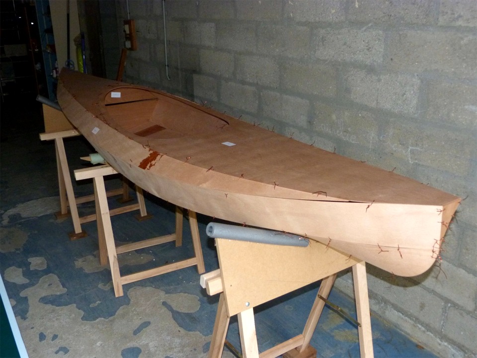 Le pont est cousu séparément et présenté sur la coque afin de visualiser l'assemblage ultérieur des deux éléments. 