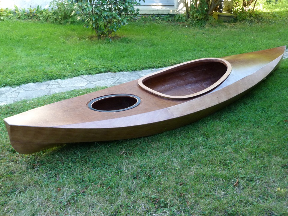 Jean-François nous envoie deux images de son Wood Duck 12 "normal" à pont sapelli. Ces photos datent du 13 septembre et Jean-François est cette semaine sur le Golfe du Morbihan pour les premiers essais sur l'eau. 