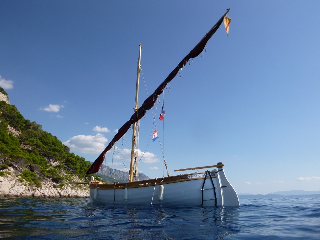 Michel nous envoie une superbe photo de sa barquette marseillaise "Hasta Cipango" sur les côtes croates, près de Podgora (Makarska) : Michel a fait cette photo en nageant autour de son bateau au mouillage et nous écrit : "Dans ce petit port, ce bateau a été fort admiré par les gens du cru (ce qui est fort appréciable), jeunes ou vieux pécheurs qui venaient le voir, et pour certains, le photographiaient."  Cette navigation a mis en lumière une petite infiltration dans le compartiment arrière dont il faudra trouver l'origine. 