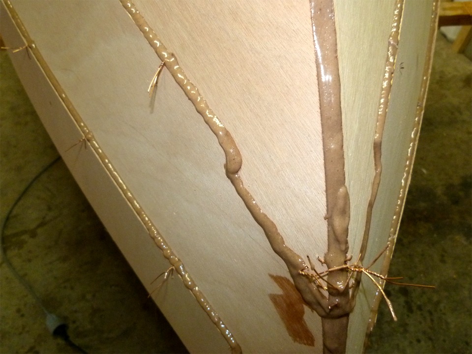 Gros plan sur les collages de la poupe. J'ai déposé un filet d'époxy chargée tout le long de chacun des joints. Je ne me suis pas interrompu pour les sutures, qui sont donc toutes "noyées" dans la colle. Je les chaufferai légèrement pour les extraire sans difficulté lorsque l'époxy aura durci. 