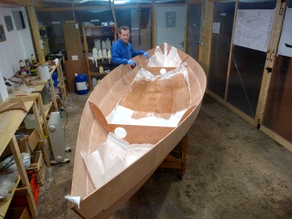 Ce lundi, Arnaud est venu à l'atelier pour s'essayer à la stratification, car il envisage une reconversion en construction navale. Nous réalisons ensemble celle de l'intérieur de ce Skerry, que je construis à l'attention d'un autre Arnaud ! 