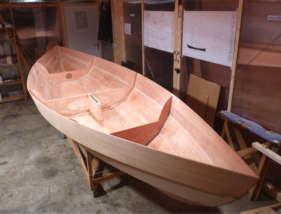 Je vais ensuite coller le pied de mât avant de coller les dessus de caissons et le banc central. Ce Skerry sera gréé en sloop, et le mât est normalement posé sur le caisson, juste devant la cloison avant, et tenu par deux haubans et un étai. Mais j'ai décidé de le monter comme un mât autoportant, avec un pied de mât sur la sole et un étambrai au niveau du dessus du caisson. Le mât sera tout de même haubanné, car la traction du foc requiert la présence de haubans pour éviter qu'il se mette en banane en cintrant le mât sur l'avant. L'intérêt de la combinaison est de faciliter le mâtage-démâtage, car le mât tient tout seul en attendant que l'on accroche les haubans et l'étai. 