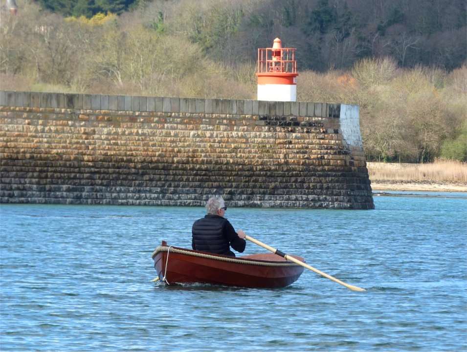 Patrick procède aux essais sur la grève de La Tossen, avec le musoir du port de Paimpol en arrière-plan.