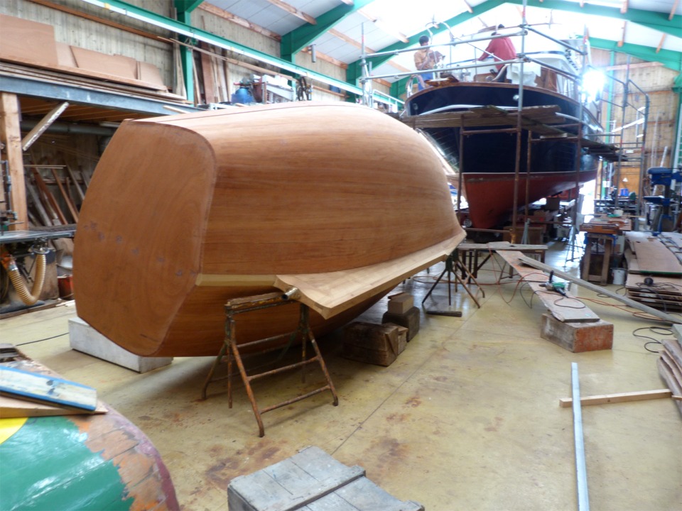 Petit tour dans le chantier de mon frère Gilles : la coque d'un joli petit canot de 5.30 m (bordé en niangon sur charpente chêne) est prête à calfater, et le gros trawler est là pour quelques réparations mineures et de la peinture. 