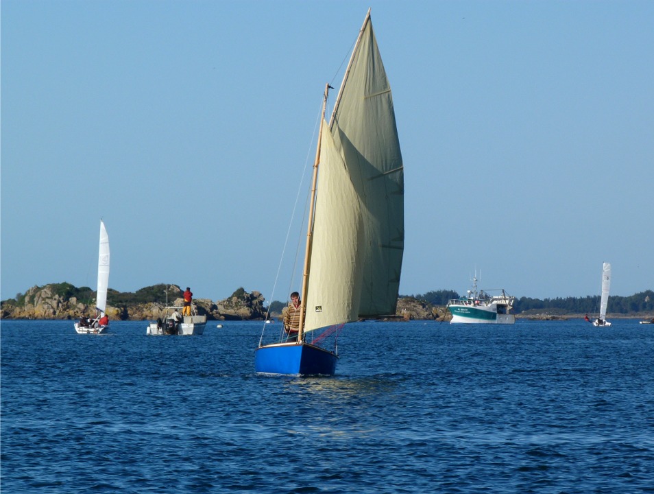 Gilles a rempli son ballast de 100 litres, qui complète les 110 kg de lest constitué par la barre de fer qui fait bande-molle et la dérive en tôle d'inox. 