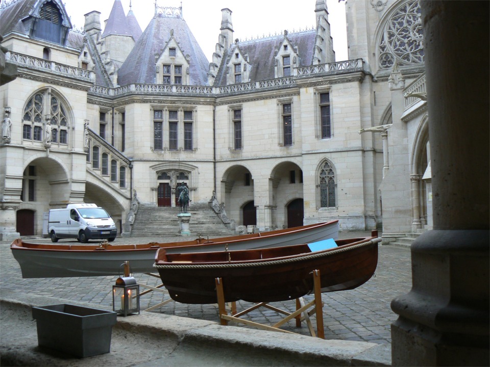 Autre vue des bateaux dans la cour du château. 