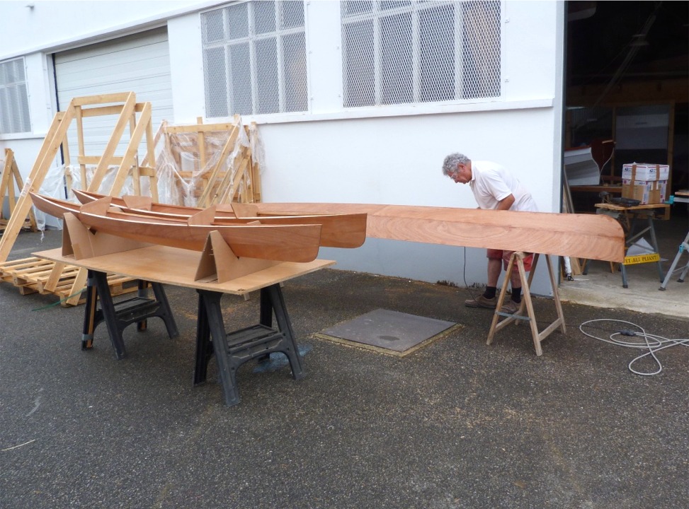 J'ai poncé l'extérieur de la coque de Gandalf et l'ai rentré en attendant sa peinture. Nous avons sorti le Wood Duck et les flotteurs du SailRig. Pierre ponce l'extérieur de la coque du Wood Duck en vue de sa stratification. 
