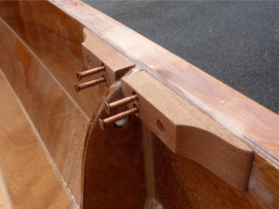 Voici les cales en place, avant vissage et collage à l'époxy. Le montage fait une liaison entre la tête de membrure et le liston, qui est le seul élément de structure longitudinale de la yole. 