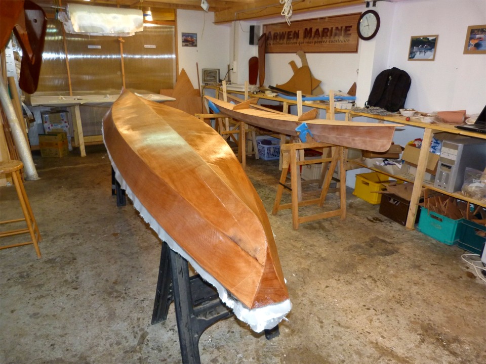La stratification de l'extérieur de la coque du Wood Duck Double est faite, et nous avons collé le pont des deux flotteurs du SailRig. 