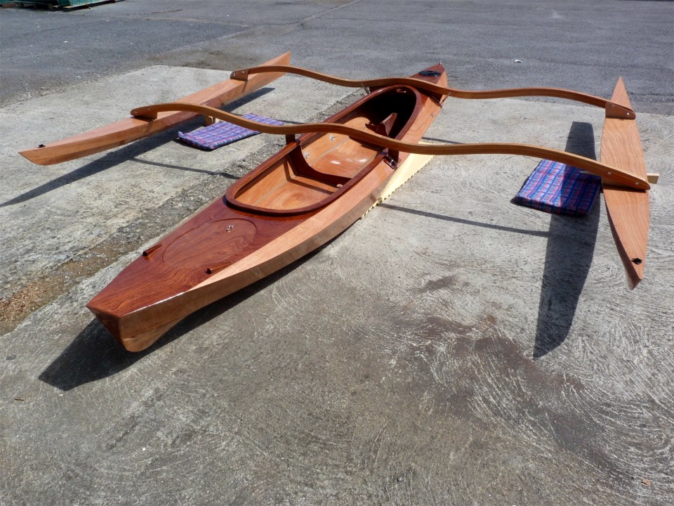 Montage d'essai des bras et des flotteurs du SailRig sur le Wood Duck Double de Pierre. Toute la surface a été poncée et une couche d'époxy a été appliquée. Il ne reste plus qu'à reponcer et vernir, ou reponcer, repasser une dernière conche d'époxy et encore reponcer afin d'obtenir une surface encore plus lisse sous le futur vernis. 