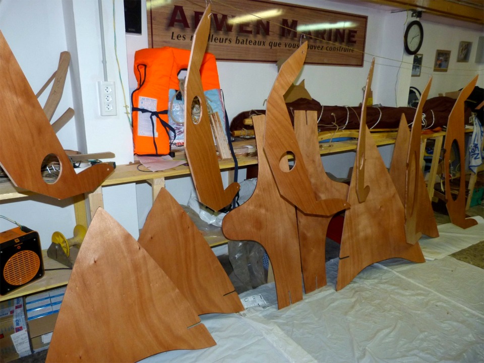 En parallèle, j'ai commencé à préparer les deux kits de Skerry que nous allons construire pendant les Tonnerres de Brest avec leurs propriétaires. Voici toutes les membrures et les sièges sur lesquels je viens de passer une couche d'époxy d'imprégnation. Je vais ensuite poncer pour égrener la surface et lui donner une accroche pour la couche suivante, la stratification ou les joints qui viendront ensuite. 