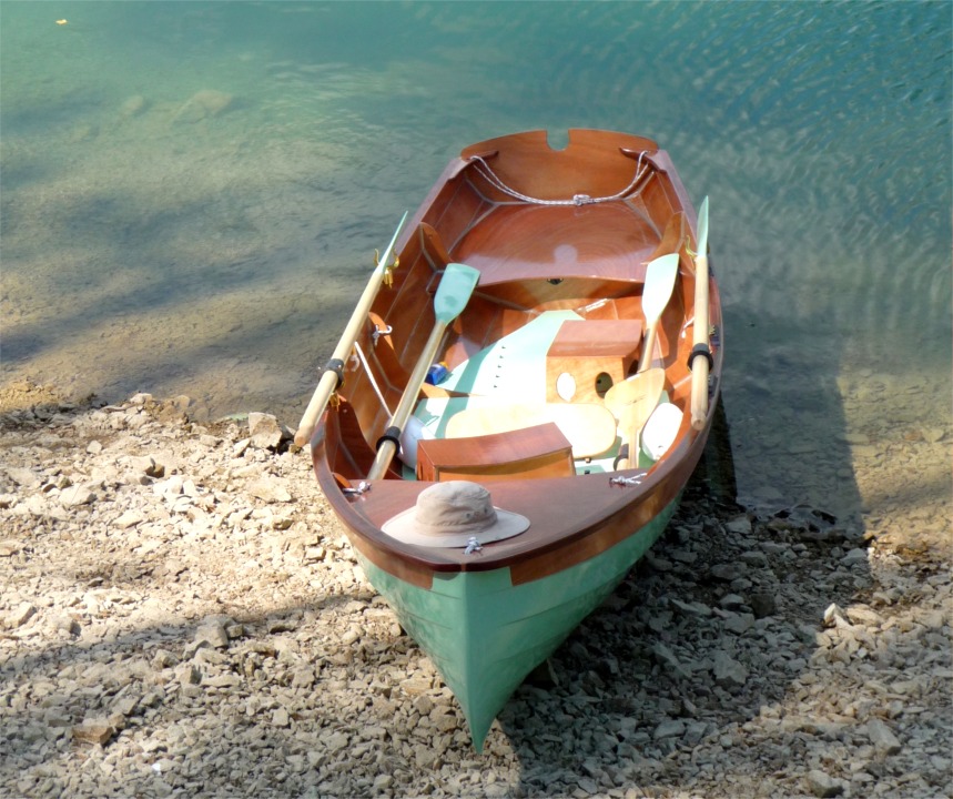 Emmanuel me dit que la bateau répond en tous points aux attentes placées en lui, et que l'apprentissage de la nage en double progresse. 
