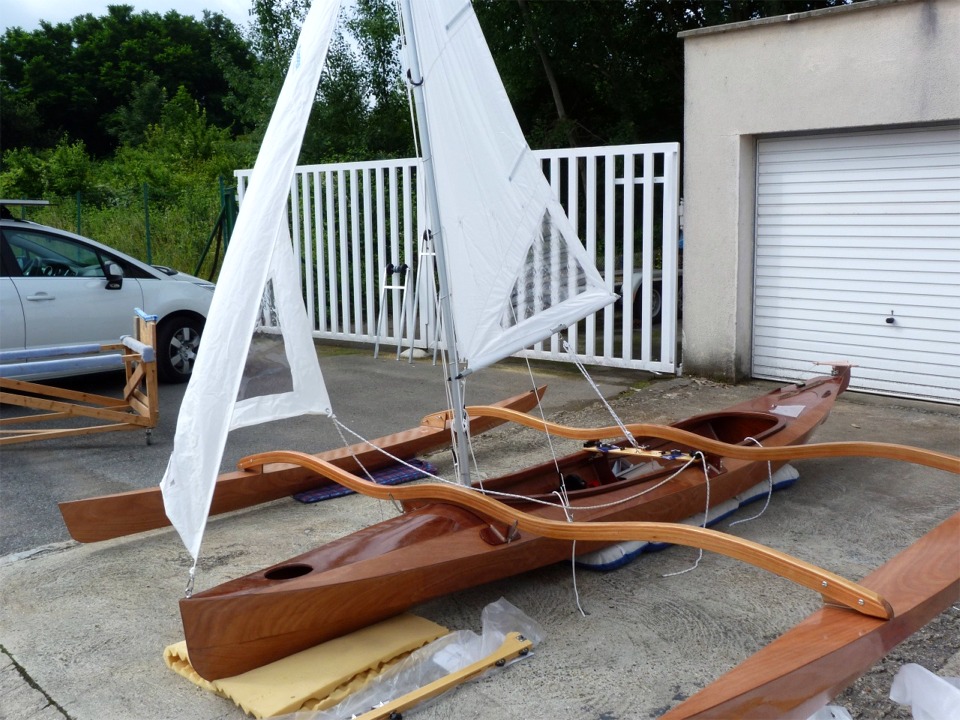 Les écoutes du gréement Klepper sont renvoyées sur une planchette clipsée en travers du kayak devant le barreur. Elle ne sera pas nécessaire car le dessus du bras arrière la remplacera. 