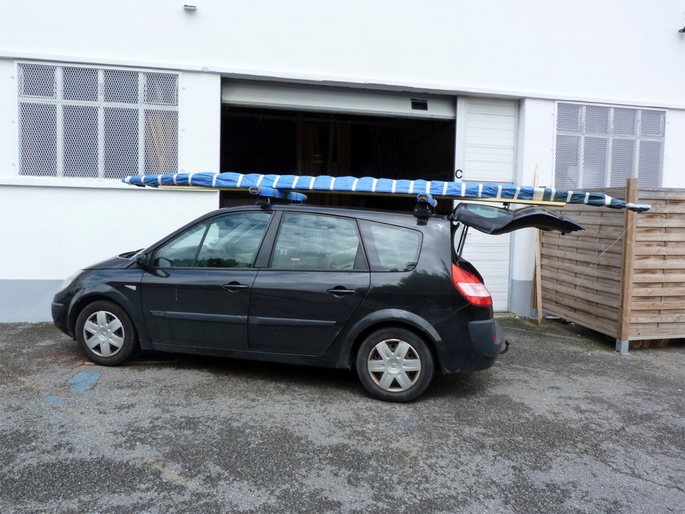 Les prévisions météo m'ont très fortement incité à emballer tous les panneaux de coque dans une bâche étanche car le paquet de presque 5 m de long ne rentre pas dans la voiture. Et non, ce n'est pas une momie de crocodile bleu du Nil ! 
