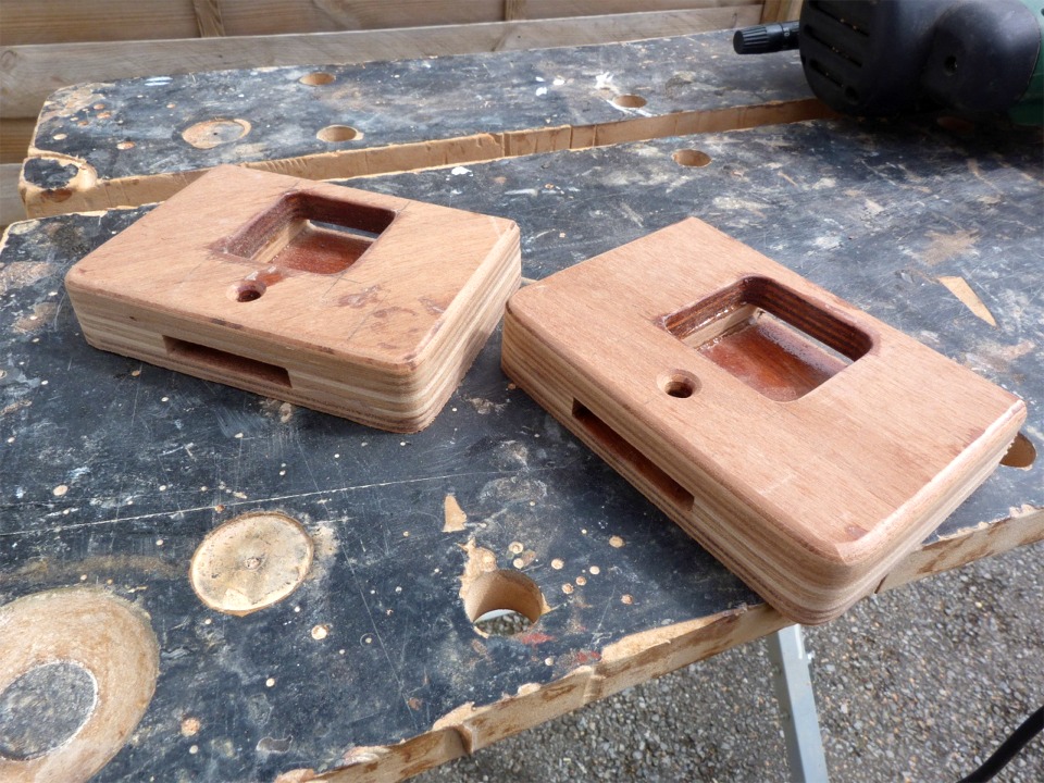 J'ai aussi collé les pieds de mât (ceux-ci ne sont pas ceux des kits, ce sont des modles améliorés Arwen Marine) et les puits de dérive, et plus généralement, j'ai fait toutes les préparations ce qui vont nous permettre de démarrer sur les chapeaux de roue à Brest, mais sans commencer la construction que nous ferons donc ensemble pendant la fête. 