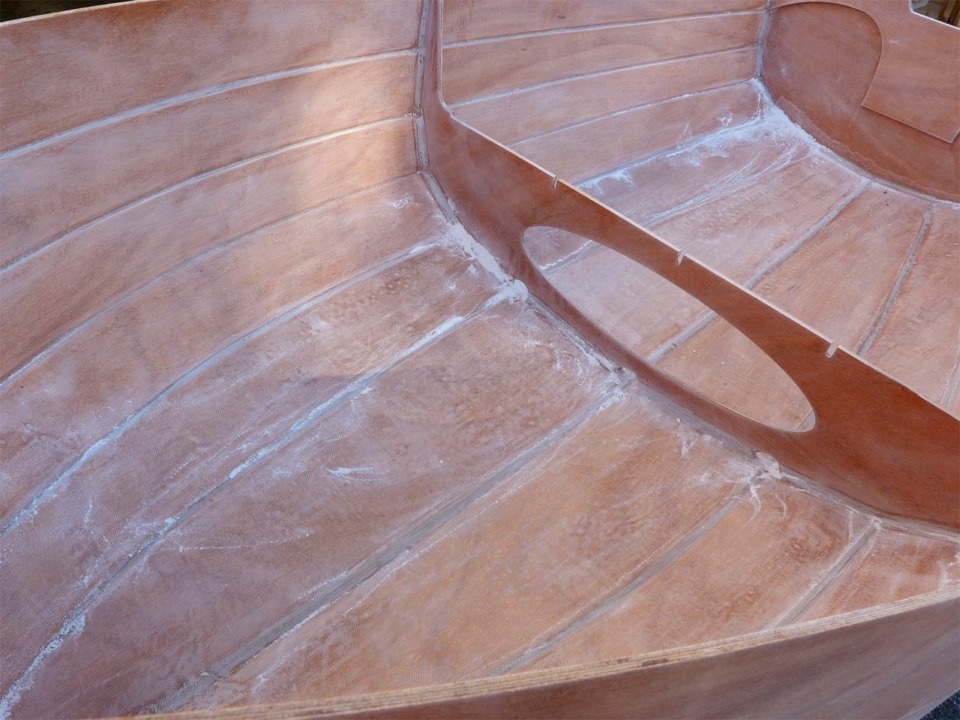 Voila qui est fait. J'ai utilisé une ponceuse orbitale, une petite ponceuse triangulaire et une cale à poncer pour finir. La seconde couche d'époxy a rempli la trame du tissu de verre et il est déja pratiquement indiscernable. 