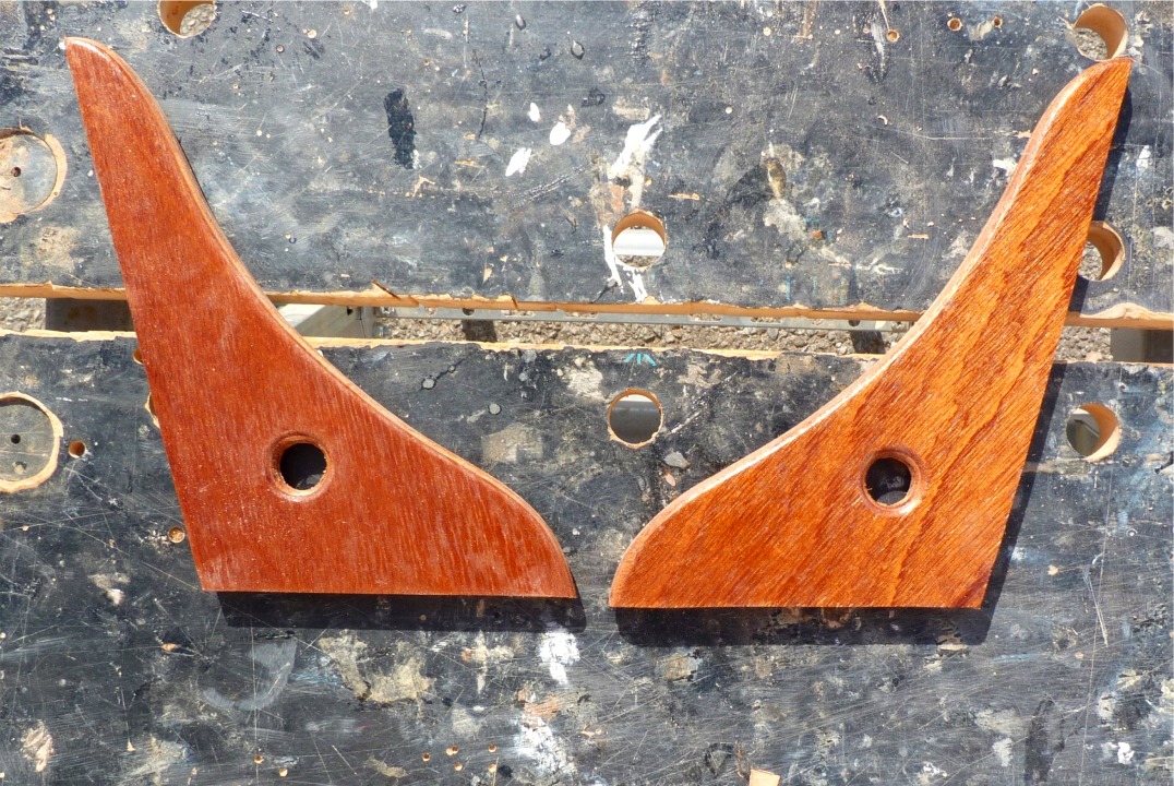 J'ai passé une couche d'imprégnation époxy sur les courbes de tableau arrière après avoir arrondi les arêtes du bord qui restera exposé et percé ces trous de 18 mm, qui pourront éventuellement servir à l'amarrage. 