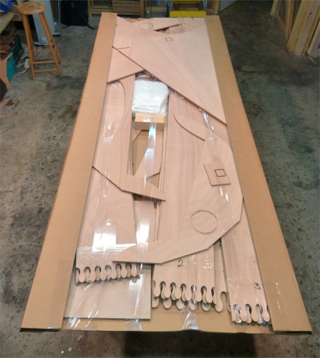 En parallèle de la fin de la construction du Youyou, j'ouvre un kit de Skerry que je vais construire très prochainement. On voit au premier plan les joints-puzzle qui remplacent dorénavant les scarfs sur ce kit. Ce type de joint est préféré au scarf par les clients car il est plus facile à coller : il suffit d'emboiter les "doigts" des deux demi-bordés après avoir enduit les chants d'époxy. La seule précaution à prendre est de vérifier que les "doigts" soient bien de niveau lors du collage.