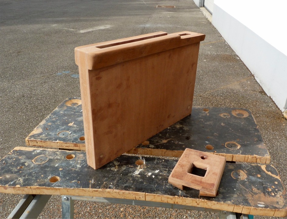 Suite de la construction du Youyou : voici le puits de dérive et le pied de mât que j'ai confectionnés en complément du kit. En effet, le Youyou standard n'est pas prévu pour la voile, mais c'est bien dommage d'avoir à bord une si jolie petite annexe et de ne pouvoir l'utiliser qu'au moteur ou à l'aviron.