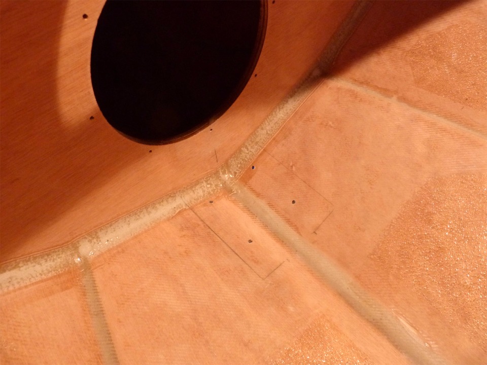Et voici les quatre trous pour le pied de mât, au pied de la cloison avant. 