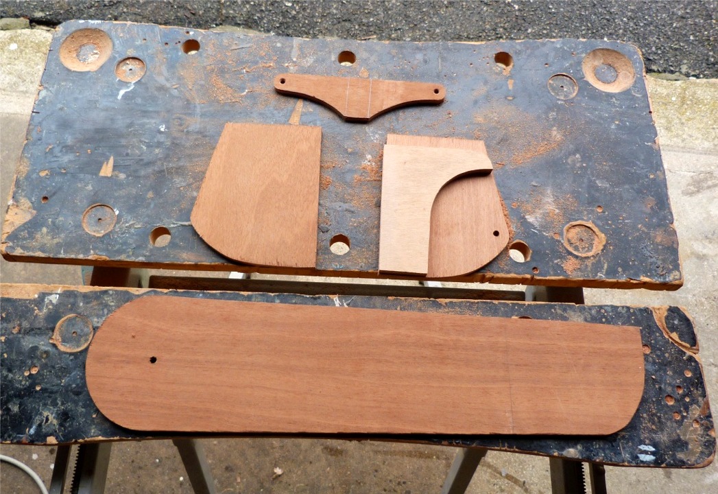 Je fabrique un gouvernail pour le Wood Duck 12 Hybride de Christophe, dont vous verrez deux images plus bas, car il ne voulait pas du gouvernail classique en plastique noir que je lui proposais. Il reste encore à faire la découpe d'insertion du palonnier, en tête du gouvernail, ainsi qu'un certain nombre de collages et usinages. Notez que je ne perce que l'une des deux joues du gouvernail avant collage, je perce la seconde après durcissement du collage, cela permet de s'assurer que les deux trous sont bien en face (sinon, il faut mettre une cheville dans le trou pendant le collage, et éviter qu'elle colle, bien sur...) 