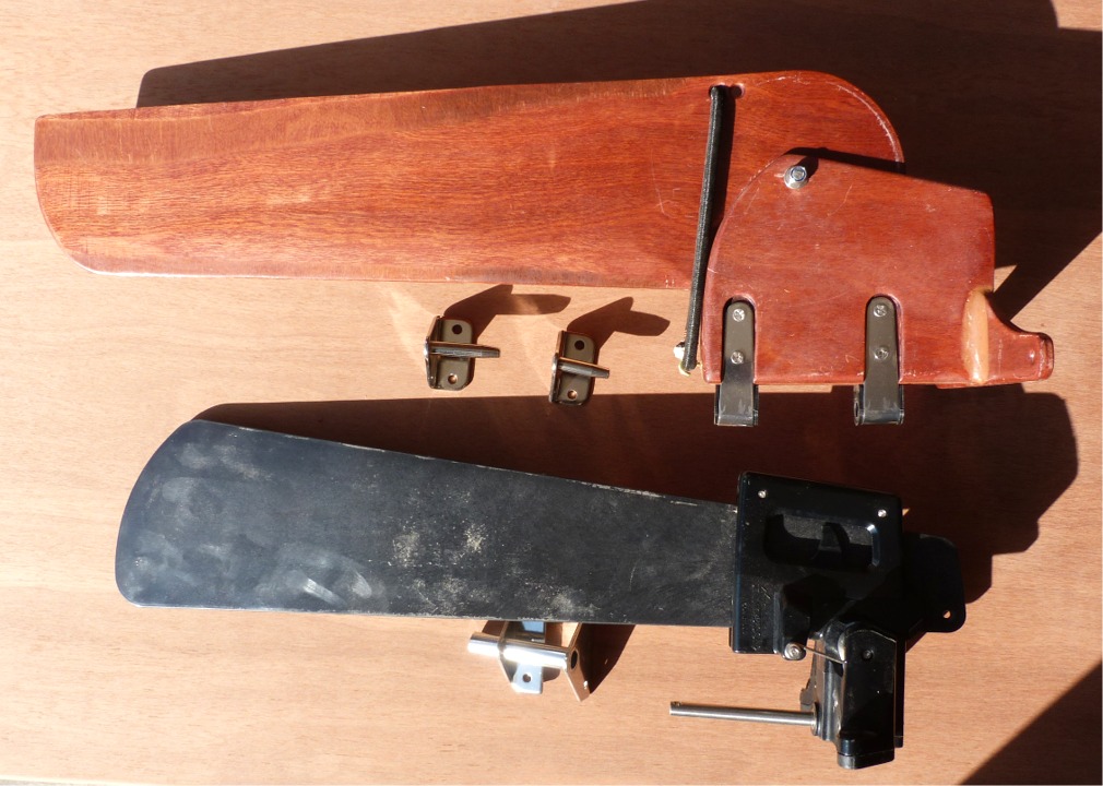 Avant cette construction accompagnée, j'avais fabriqué un gouvernail en bois pour Christophe, qui trouvait que le modèle en plastique ne conviendrait au Wood Duck 12 Hybride qu'il construit actuellement. Je suis très content car le gouvernail bois fini avec ses ferrures pèse exactement le même poids que celui en plastique, dont le safran est nettement plus petit. Par contre, les supports d'aiguillots sont trop larges pour le petit tableau des Wood Duck. 