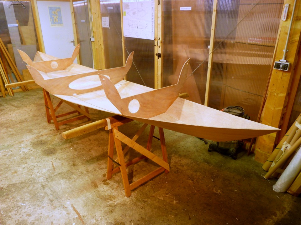 J'ai commencé la couture d'un nouveau Skerry, qui est le 14e que je construis, seul ou en construction accompagnée, et le 37e à venir inonder le marché du voile-aviron léger, en France et pays limitrophes. C'est aussi le 48e bateau que je construis depuis le début d'Arwen Marine. Il sera gréé en sloop houari, avec une grand-voile blanche et un foc rouge vif (comme le Ponant). Sur cette photo, j'ai d'abord cousu les bordés 1 sur les cotés de la sole, j'ai ensuite ajouté les trois cloisons, puis cousu l'étrave et l'étambot. 