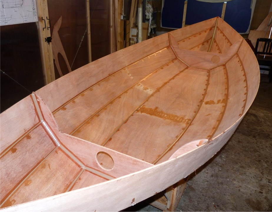 J'ai ensuite fait les joints-congés des cloisons avant et arrière, puis tous les joints entre les panneaux de coque sur l'intérieur. On voit que j'ai également bouché les trous des sutures et fait des retouches sur les joints-puzzle de la sole et du bordé 1 tribord.