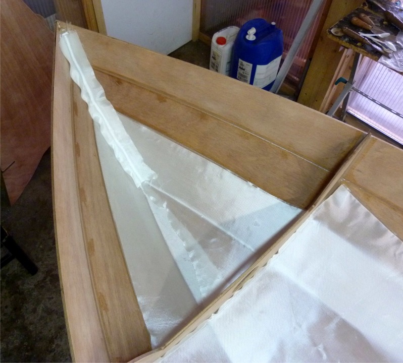 J'ai en fait disposé 3 panneaux de tissu de verre dans le compartiment arrière, idem à l'avant. Seul le compartiment central n'a qu'un panneau de tissu d'un seul tenant. 