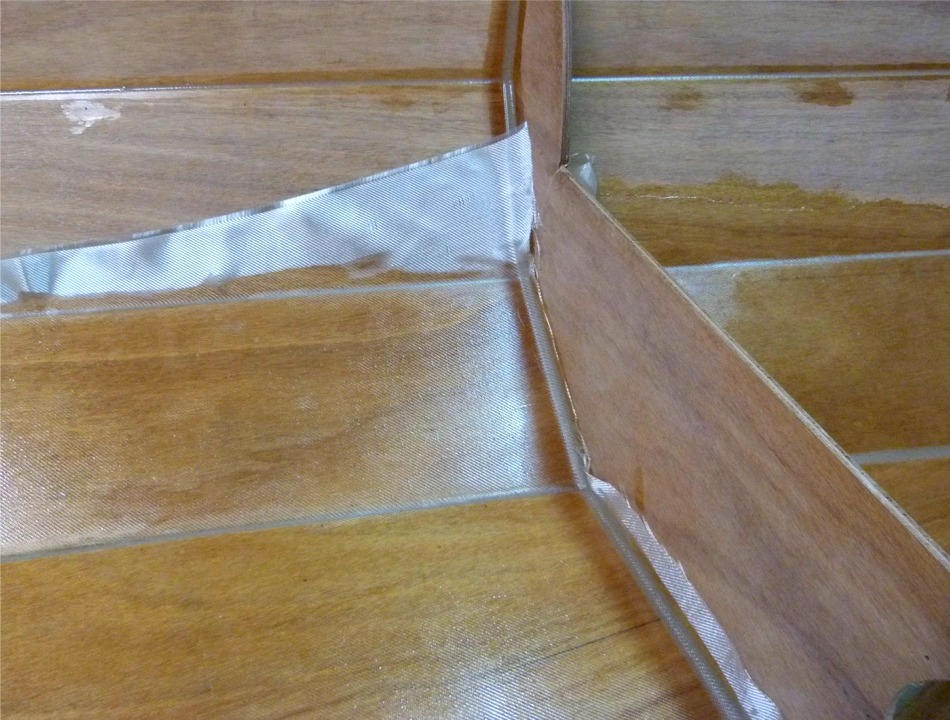 J'ai commencé à saturer le tissu d'époxy à la squeegee, et j'ai continué au rouleau, afin de comparer les deux méthodes (car je me pose en permanence des questions existentielles). Je n'ai finalement pas de préférence, les deux méthodes ont chacune des inconvénients. Le rouleau est plus facile sur les surfaces convexes, car l'époxy coule, mais sur le plat ou le concave, je pense que la squeegee est meilleure. 